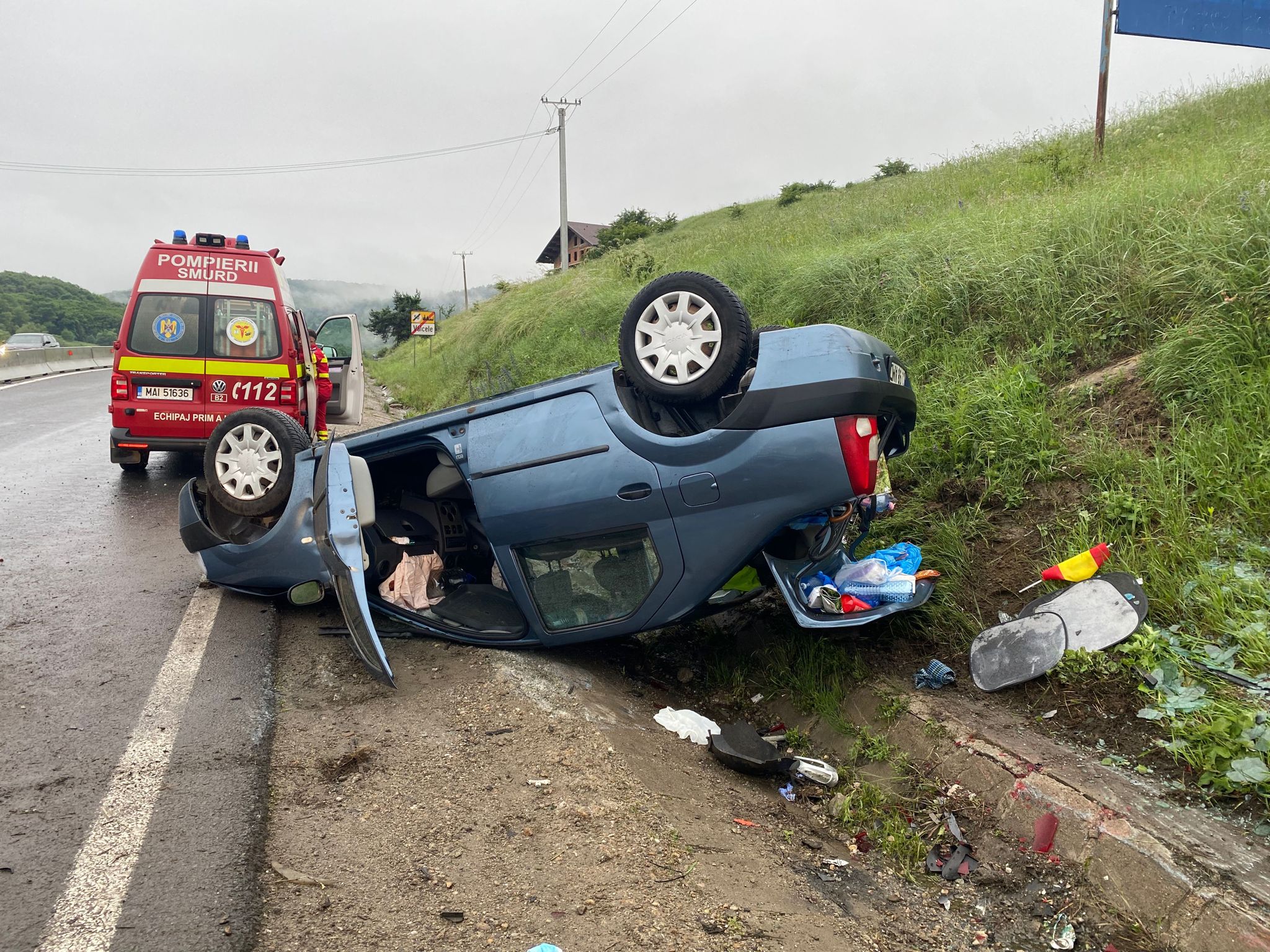 ACCIDENT la ieșirea din Vâlcele. Un autoturism s-a răsturnat, iar o femeie a fost transportată la spital