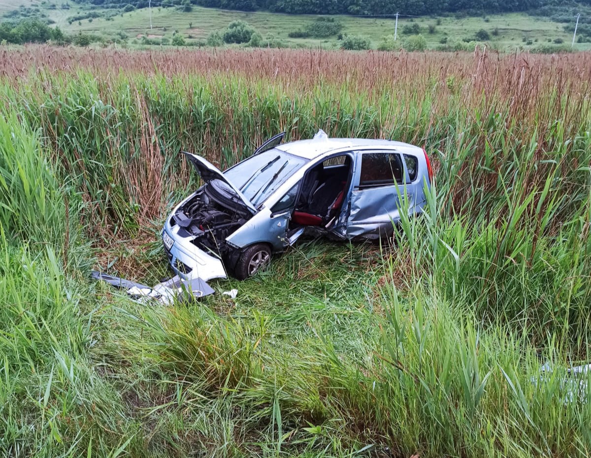 ACCIDENT în Vâlcele. Femeie rămasă blocată într-o mașină pe marginea drumului, scoasă în siguranță de pompieri