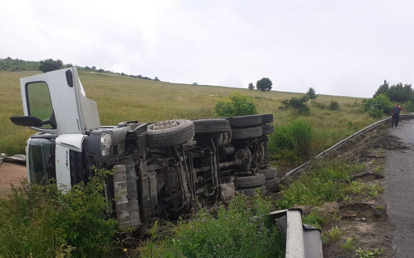 O basculantă s-a răsturnat pe marginea drumului în apropiere de Dumbrava – FOTO