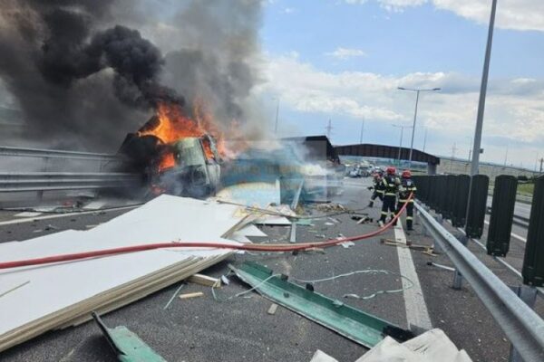 Un tir a luat foc pe autostrada A10. Circulația a fost oprită pe drumul spre Turda