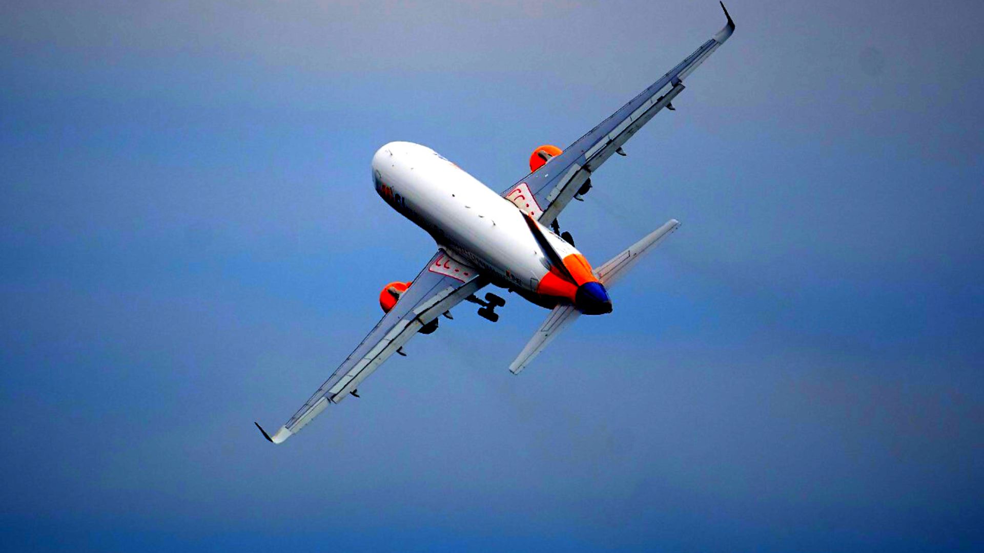 Clujenii sunt nemulțumiți de poluarea fonică generată de avioanele care trec noaptea deasupra orașului. „Somnul e întrerupt de 8 ori pe noapte”