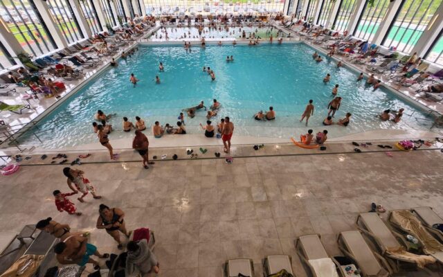 În așteptarea eternului aqua park, clujenii iau cu asalt Băile Sărate din Ocna Mureș. 60% dintre turiști au fost din Cluj