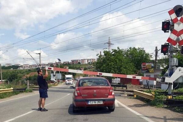 Un șofer a forțat bariera la Apahida. Imaginea este incredibilă