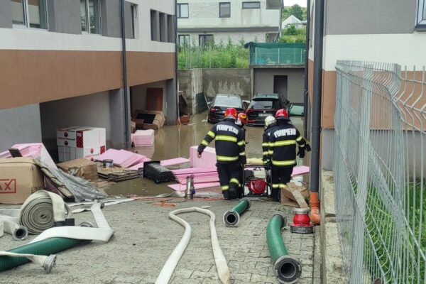 Pompierii clujeni au intervenit în urma furtunii. Blocuri construite defectuos și care se inundă la fiecare ploaie mai serioasă