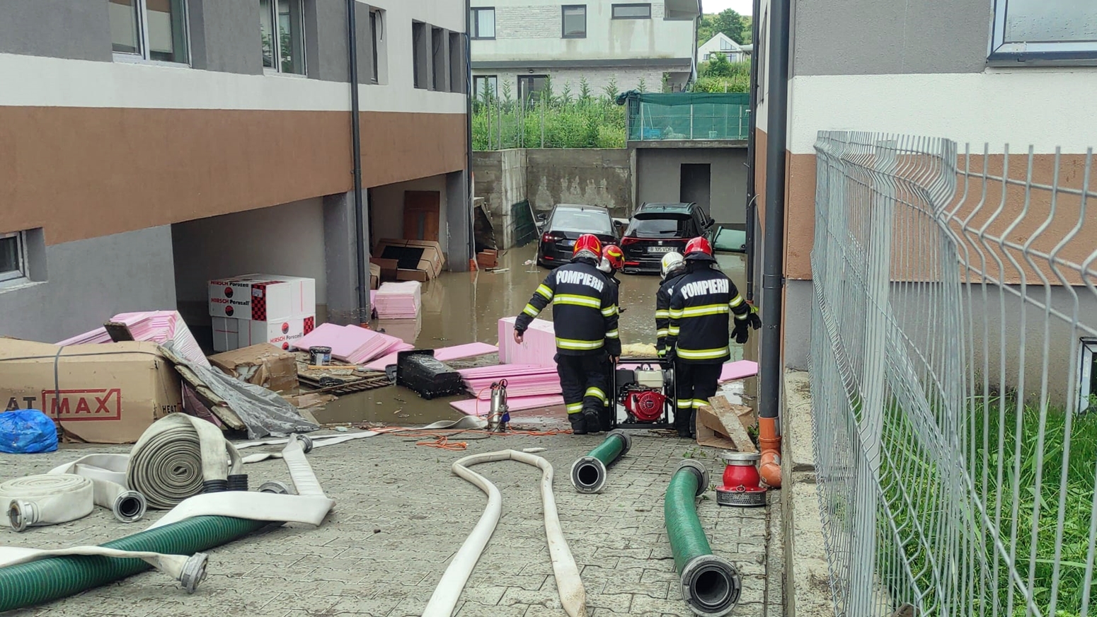 Pompierii clujeni au intervenit în urma furtunii. Blocuri construite defectuos și care se inundă la fiecare ploaie mai serioasă