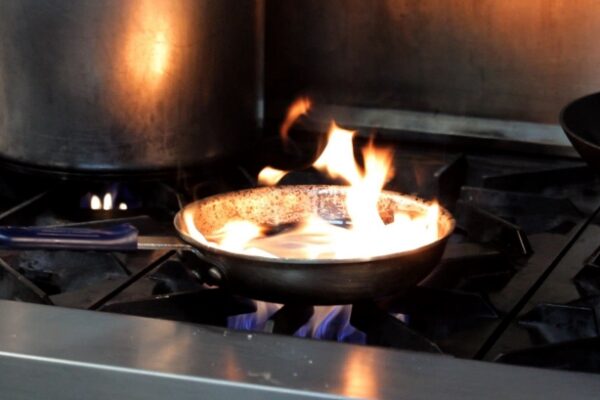 INCENDIU la un restaurant din Cluj-Napoca. A luat foc un aparat de gătit