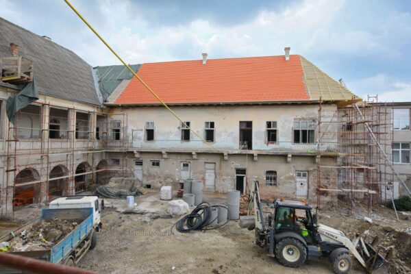 O inițiativă lăudabilă. Clădirea în paragină a fostei Judecătorii Turda a intrat în modernizare și va deveni un spațiu cultural modern