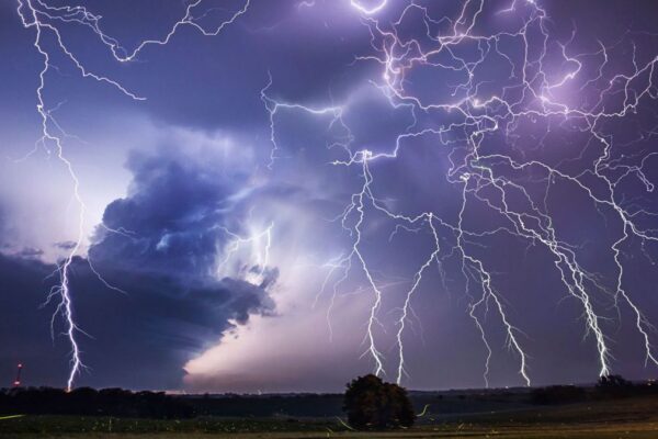 COD GALBEN de furtuni la Cluj. Ne așteaptă ploi torențiale, grindină și vijelii până duminică dimineață