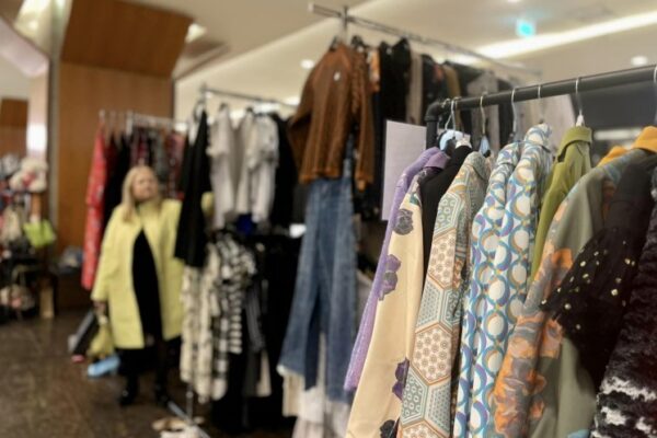 11 kg de haine anual sunt aruncate de un european. Clujenii sunt așteptați să facă shopping sustenabil, iar toate fondurile vor fi donate pentru cauze nobile