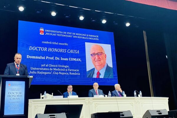 Profesorul Ioan Coman a primit titlul de doctor honoris causa la Chișinău. Un medic care a transformat școala clujeană de medicină