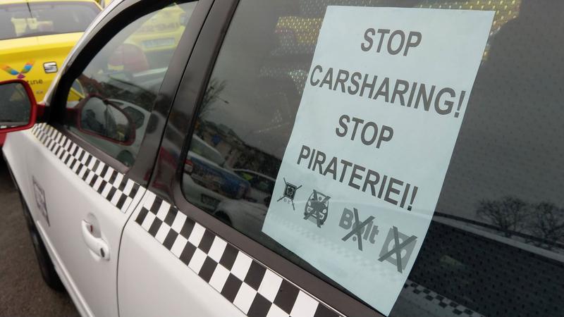 PROTESTUL taximetriștilor împotriva transportului alternativ: „Afară cu BOLT și UBER și țară”