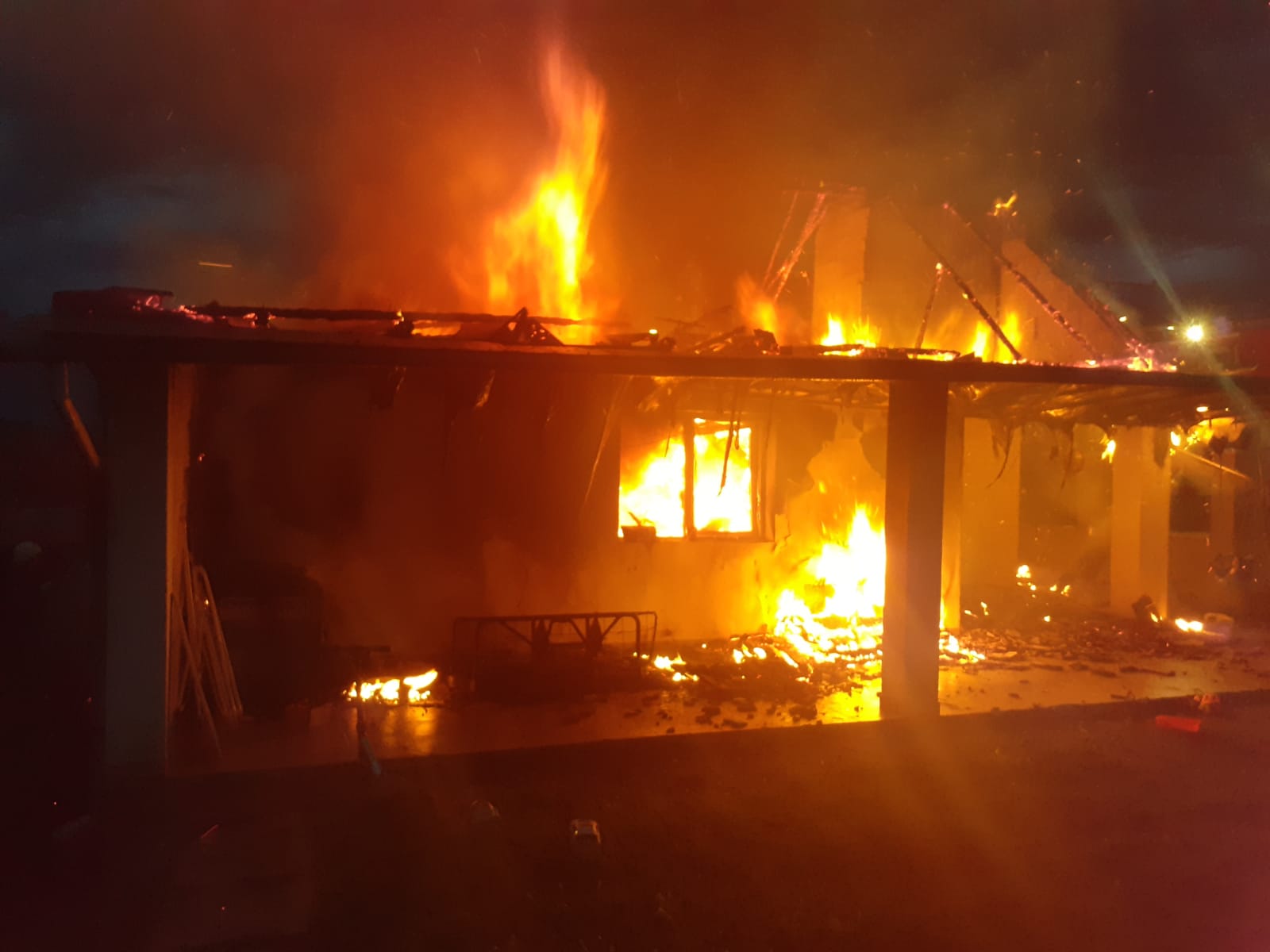 INCENDIU puternic la Soporu de Câmpie. O casă a fost distrusă complet de flăcări. De la ce a pornit totul?