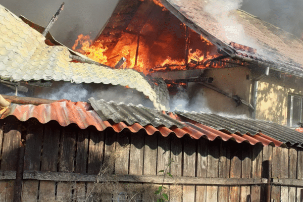 INCENDIU puternic pornit de la o butelie de gaz în comuna Vad. O casă și patru anexe gospodărești au fost afectate, iar o femeie a suferit un atac de panică