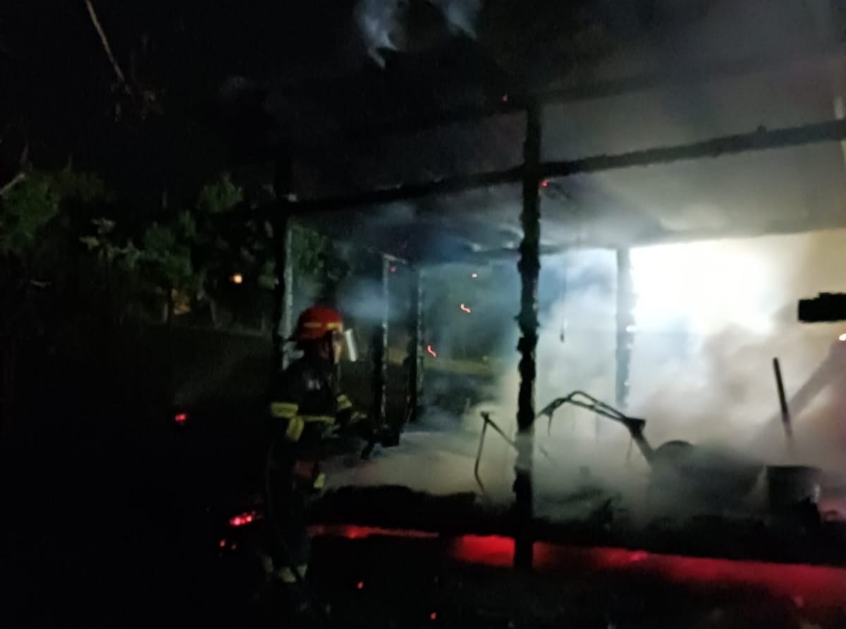 INCENDIU la o magazie din Dej. Pompierii au intervenit cu două autospeciale