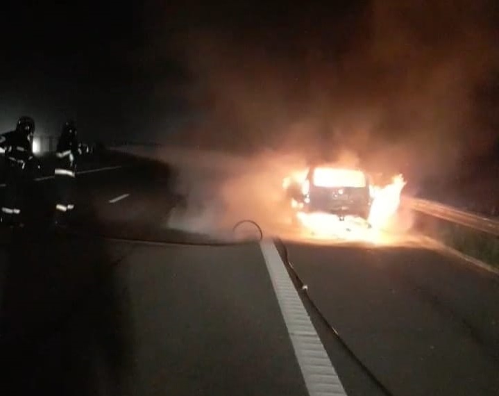 Mașină distrusă de un incendiu pe autostrada A3, între Turda și Gilău