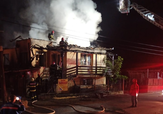 Casă distrusă de un incediu în comuna Vultureni. S-a intervenit cu două autospeciale