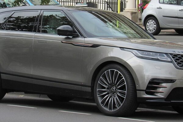 Șapte tineri din Cluj au incendiat la comandă o mașină de 60.000 de euro. Dosarul a fost trimis în judecată