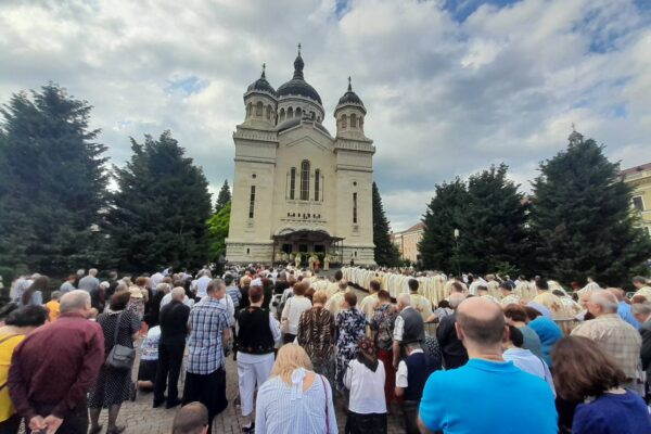 Mii de clujeni la procesiunea de Rusalii. „100 de preoți au blocat tot traficul” – VIDEO