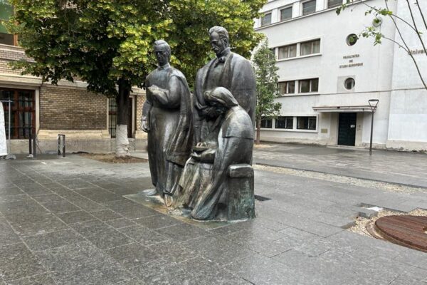 Primăria lui Boc s-a încurcat în avize și comisii, în cazul grupului Statuar al Școlii Ardelene. Marii corifei au rămas tot la statutul de cerșetori stradali