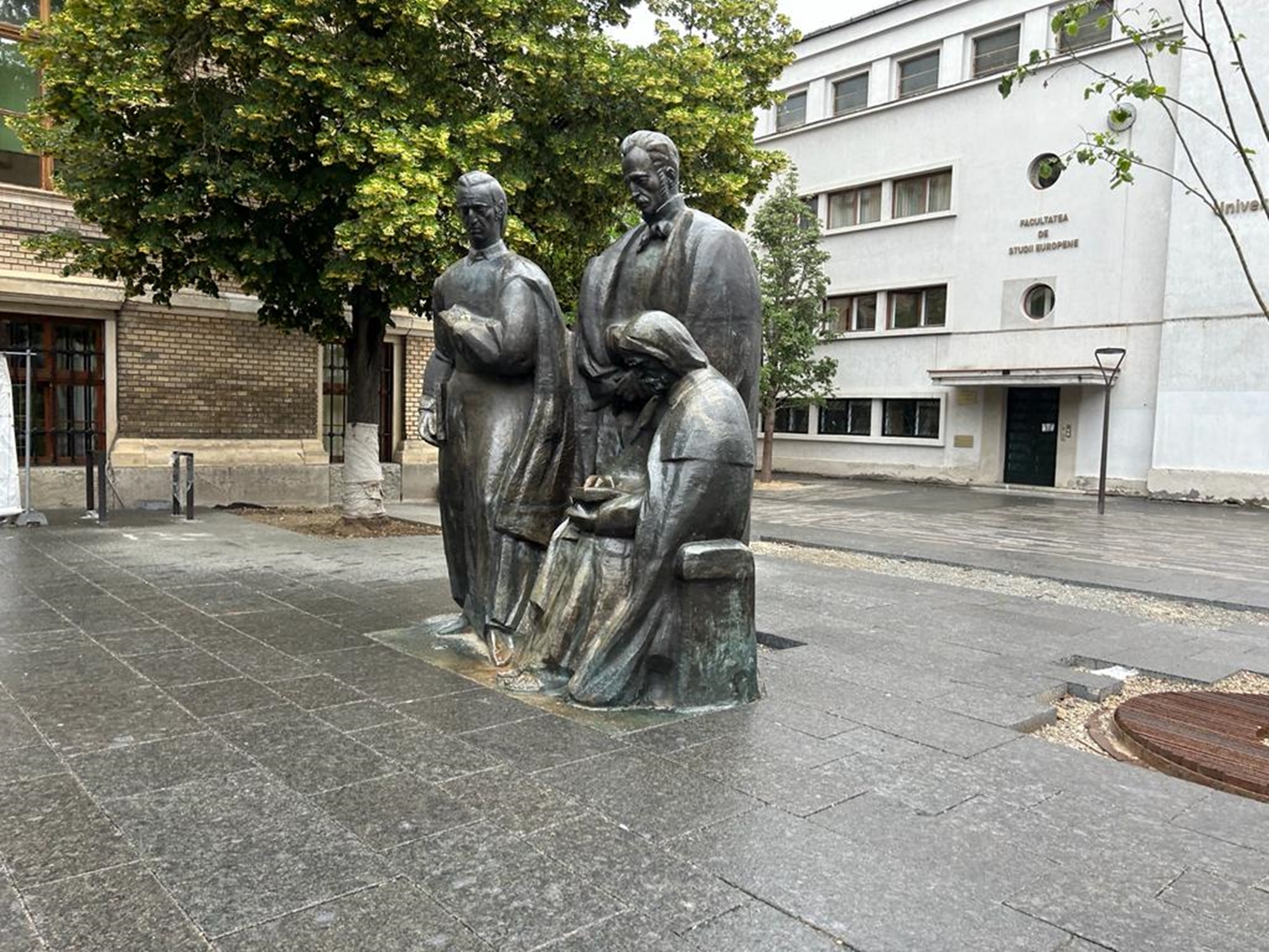 Primăria lui Boc s-a încurcat în avize și comisii, în cazul grupului Statuar al Școlii Ardelene. Marii corifei au rămas tot la statutul de cerșetori stradali