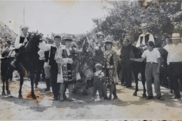 Tradiția străveche a „boului împănat” din ziua de Rusalii. Este un ritual închinat celui mai harnic gospodar din sat