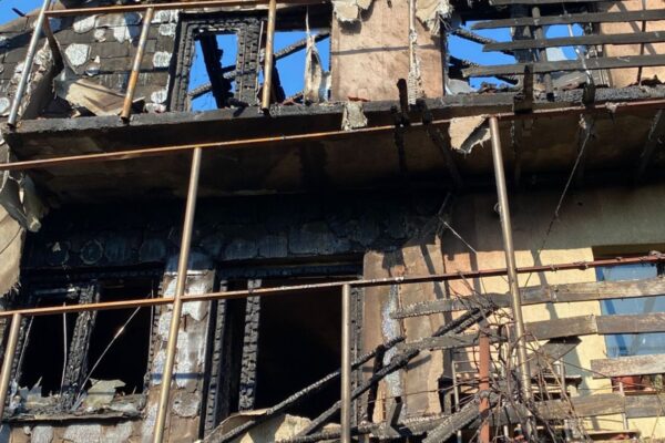 Trei ore s-au luptat pompierii cu un incendiu la o casă în Urișor – FOTO