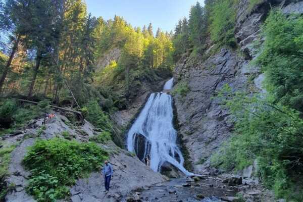 IMAGINEA ZILEI – Cascava Valul Miresei, surprinsă într-o nouă nuanță – FOTO