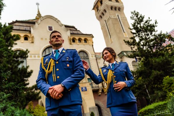 Au ales să se căsătorească în uniforma armatei române. Mirii lucrează la unitatea de aviație de la Câmpia Turzii