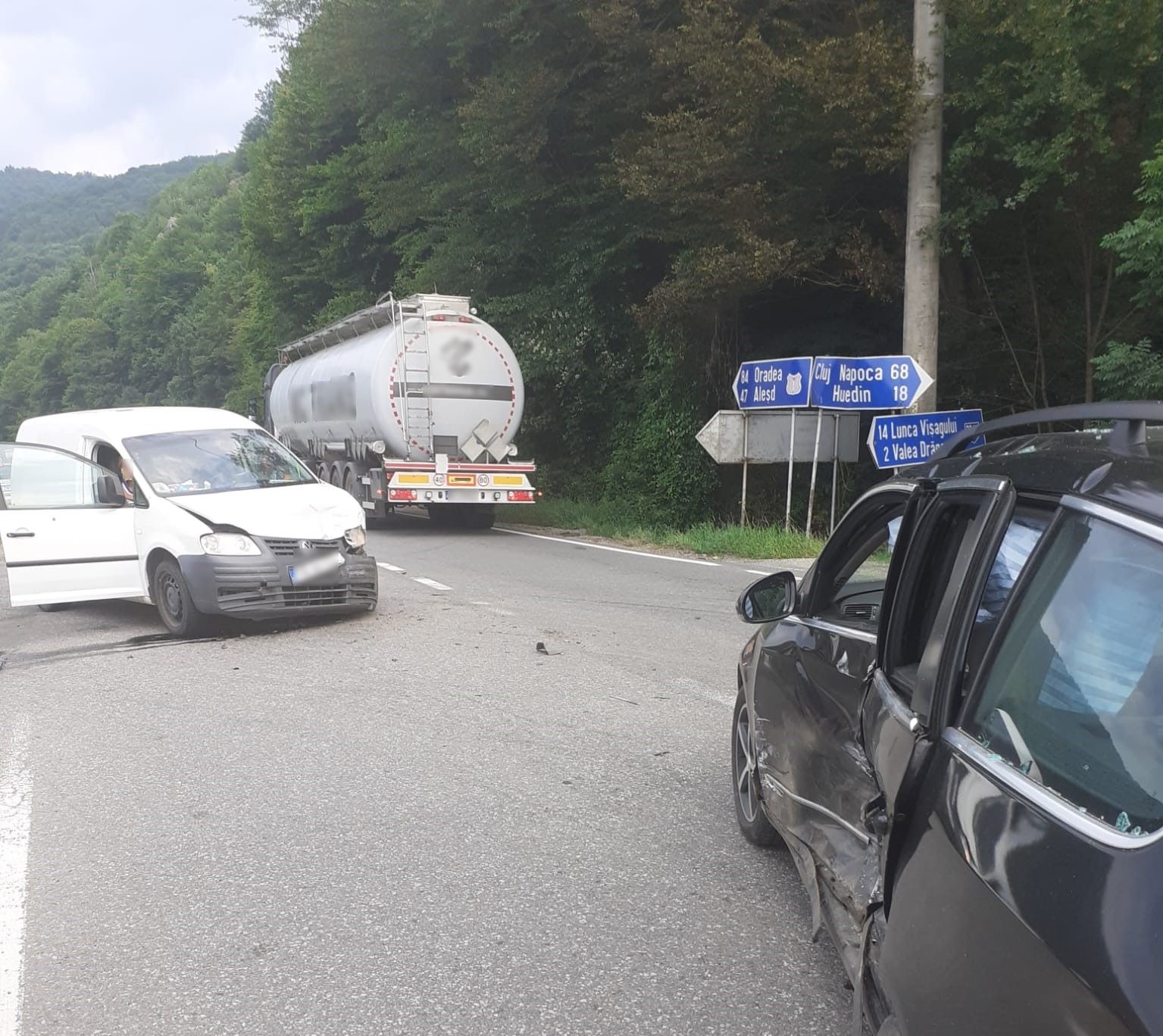 ACCIDENT între două mașini la Poieni. Șase victime au avut nevoie de îngrijiri