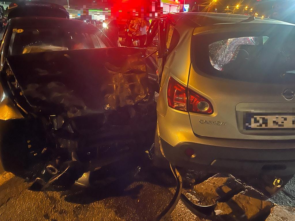 ACCIDENT înte două mașini în Dej. Două persoane au fost transportate la spital