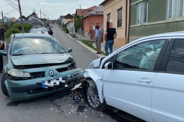 ACCIDENT între două mașini în Dej. O tânără a fost transportată la spital