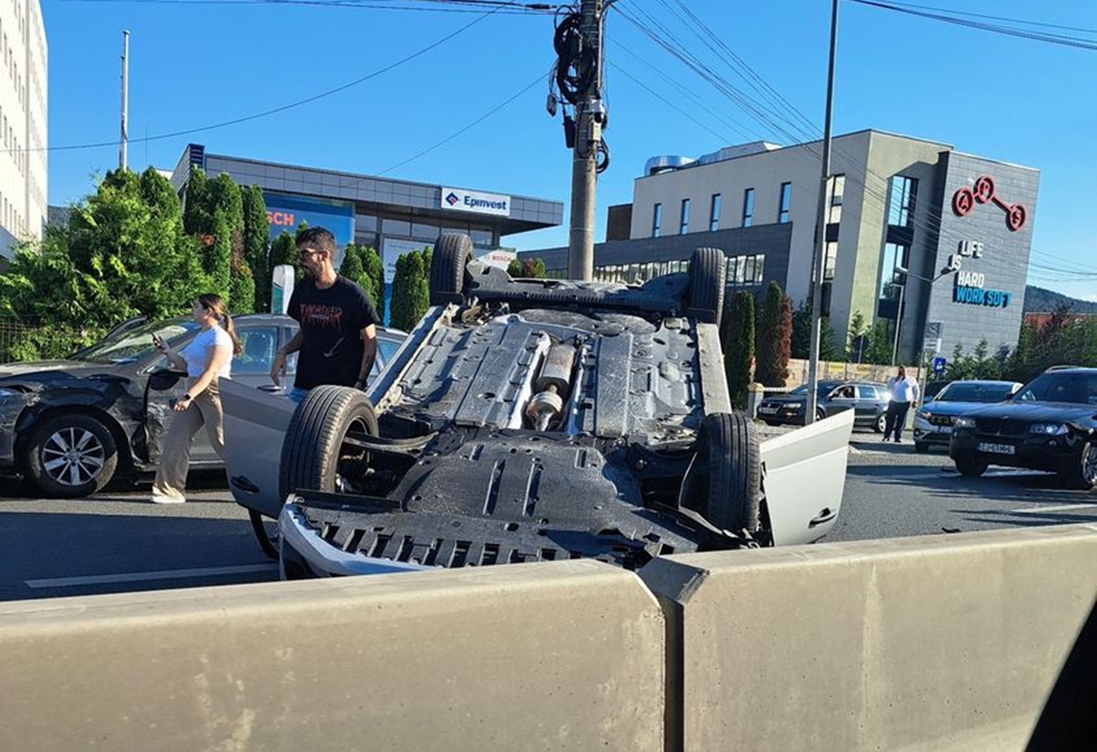 Accident grav  pe Calea Florești, din Cluj Napoca. Cum a putut ajunge cu mașina în poziția asta?