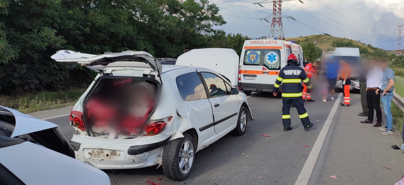 ACCIDENT GRAV cu trei mașini pe Muncii. Trei victime au avut nevoie de îngrijiri
