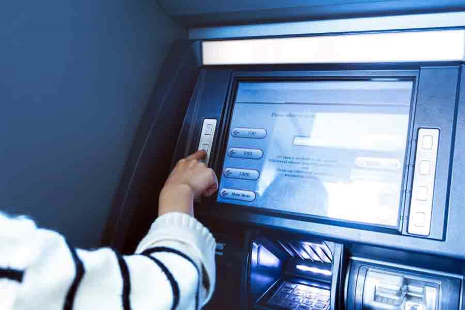 Atenție la cine cereți ajutorul pentru a vă ajuta la bancomat. Cum a rămas o femeie din Cluj Napoca fără banii de pe card