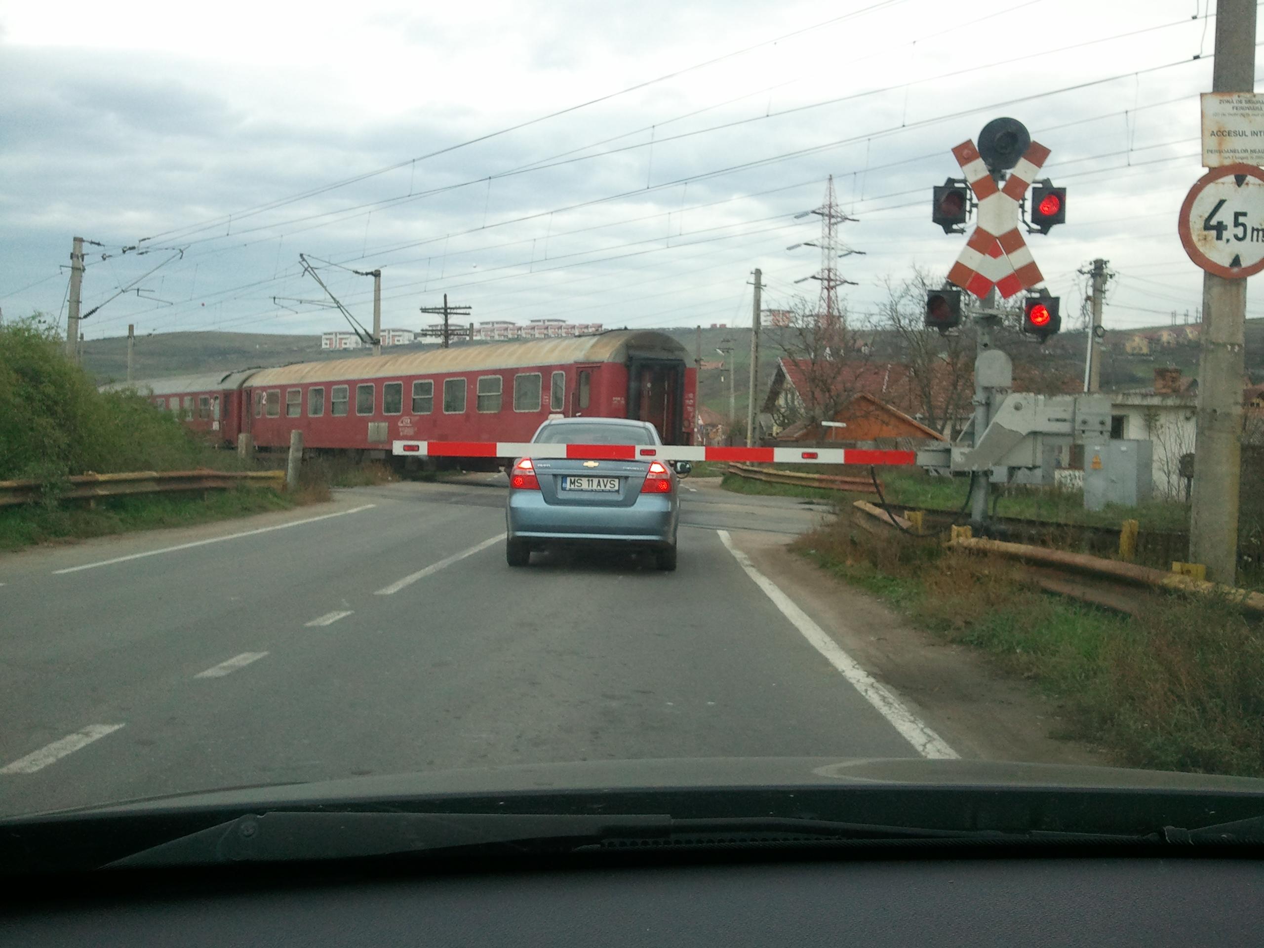 INCONȘTIENȚĂ. Șofer clujean amendat de poliție după ce a trecut calea ferată deși barierele erau coborâte