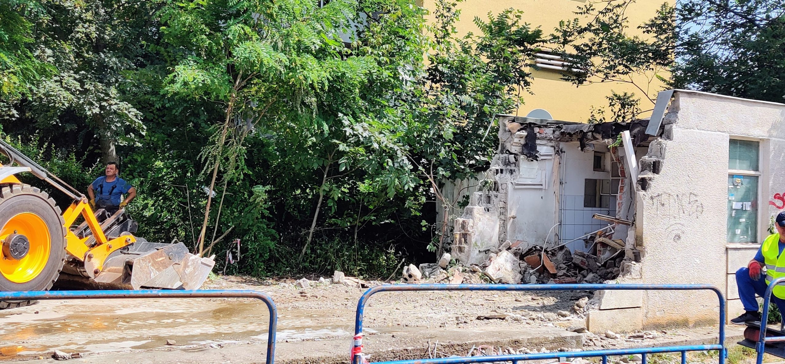 Un simbol al Gheorgheniului, pus la pământ. A dispărut „cotețul” insalubru de la capătul liniei 3. „Era sufletul cartierului”