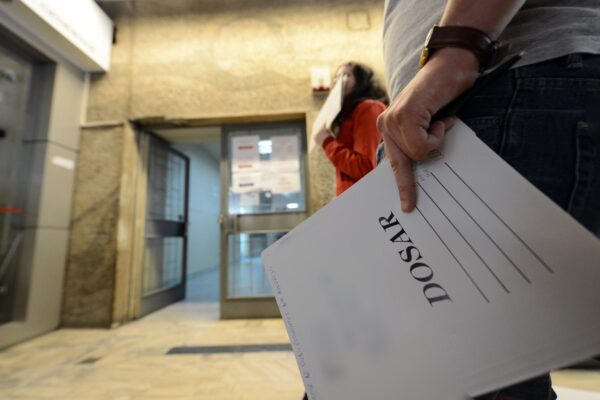 Dosarul cu șină a devenit istorie, prin lege. Instituțiile nu vă mai pot trimite să vă faceți copii după documente