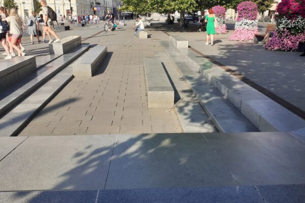 Clujenii se topesc în „jungla de beton”, iar Boc face economie la apă. Fântâna arteziană din Piața Unirii ținută închisă la mijlocul verii