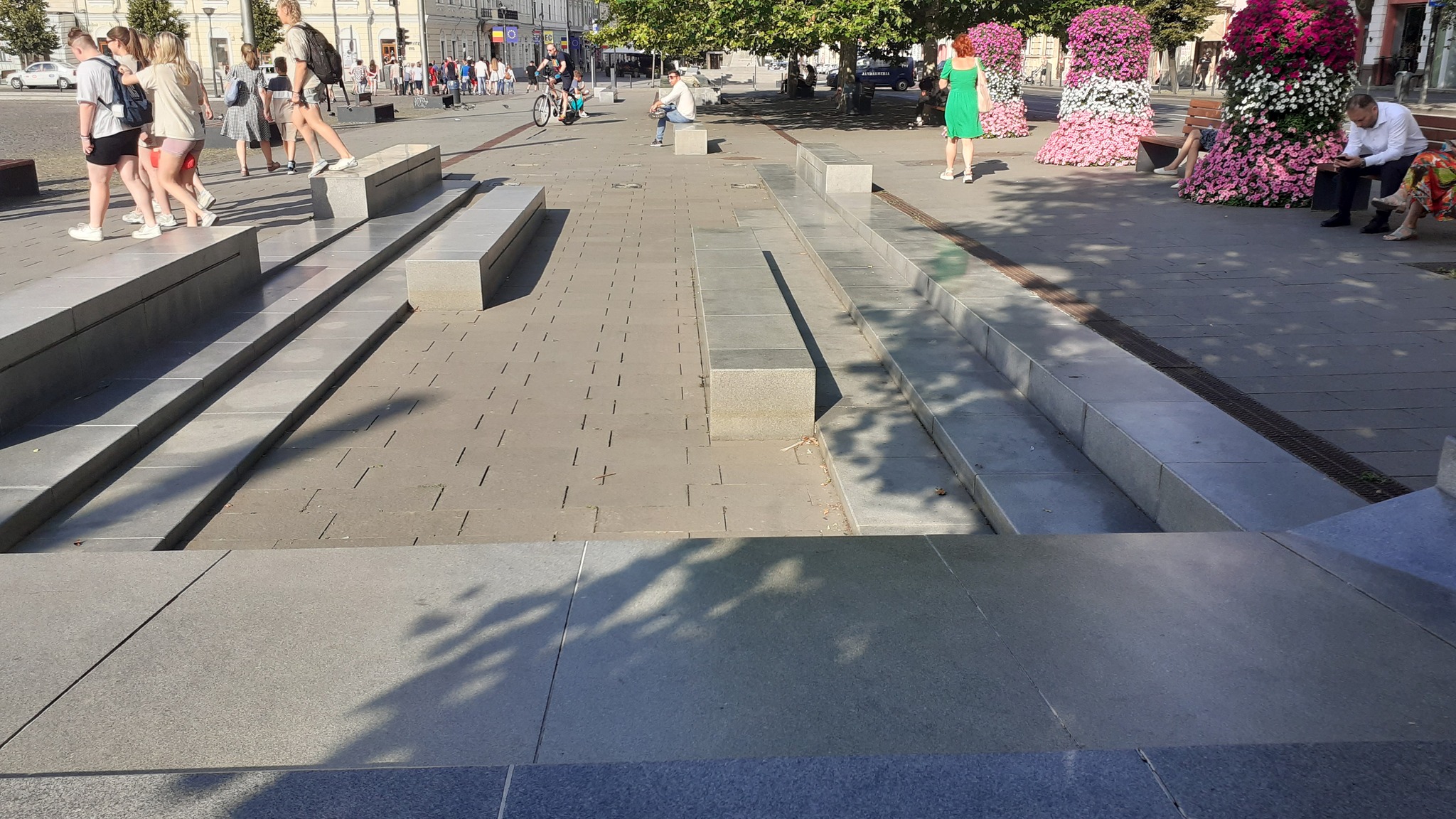 Clujenii se topesc în „jungla de beton”, iar Boc face economie la apă. Fântâna arteziană din Piața Unirii ținută închisă la mijlocul verii
