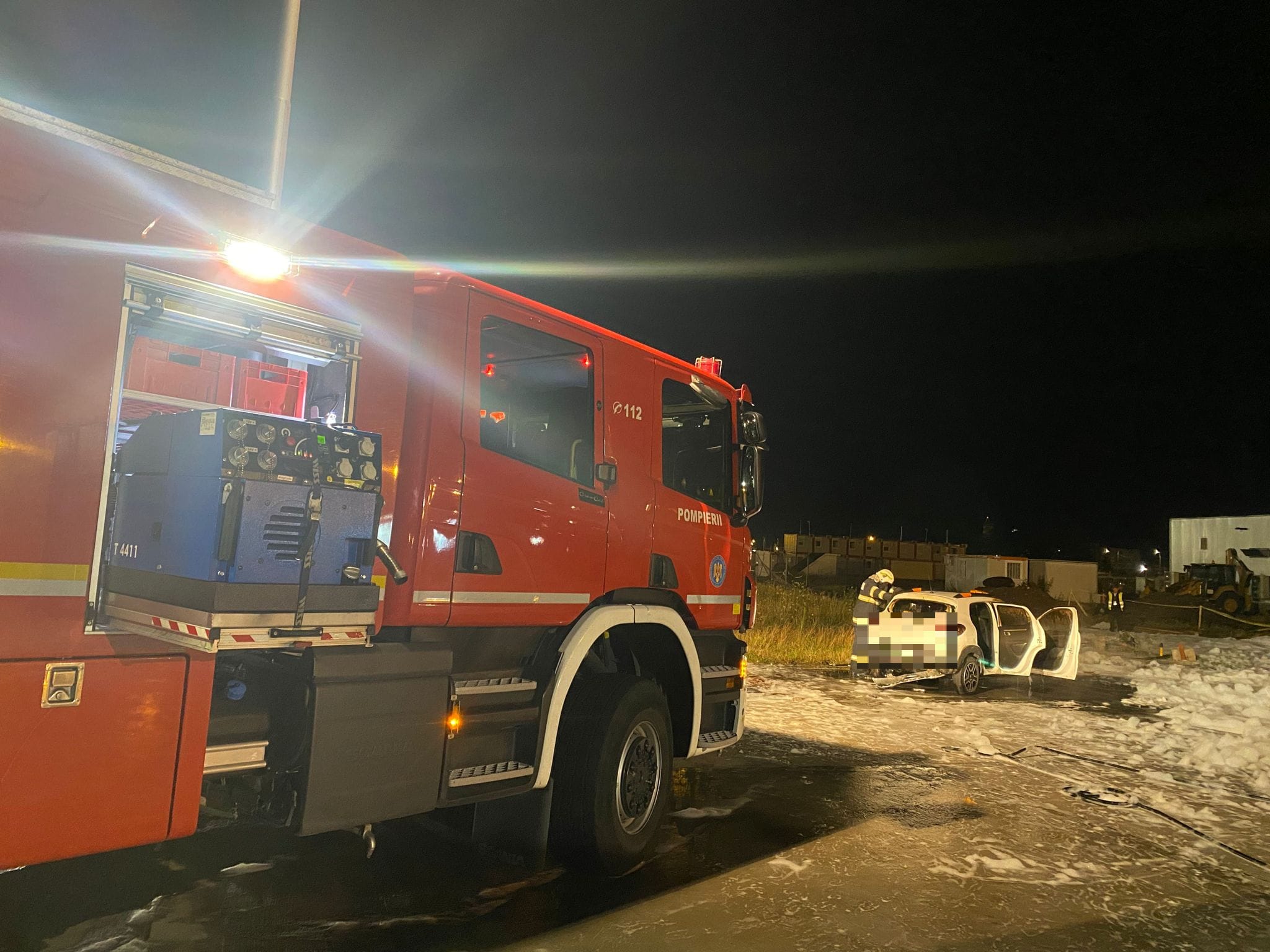 O mașină a luat foc în parcarea aeroportului din Cluj – FOTO