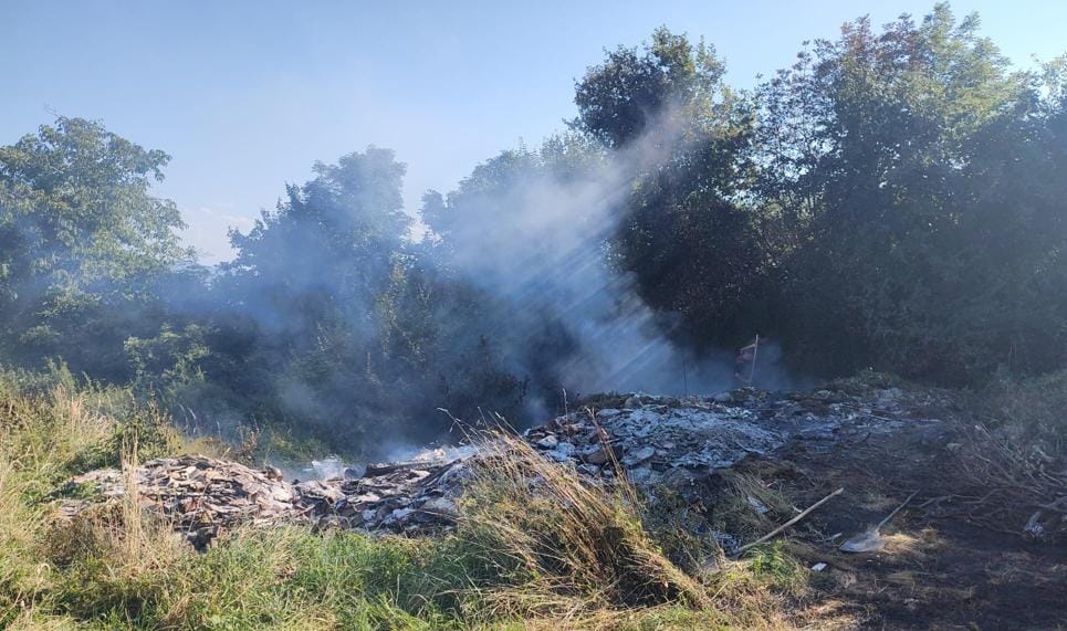 INCENDIU de vegetație pe o stradă din Cluj-Napoca. Pompierii s-au luptat cu flăcările ca niște eroi