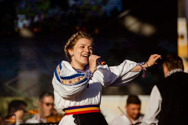 Cel mai spectaculos eveniment folcloric are loc astăzi în centrul Clujului. Peste 100 de artiști vor urca pe scena din Piața Unirii