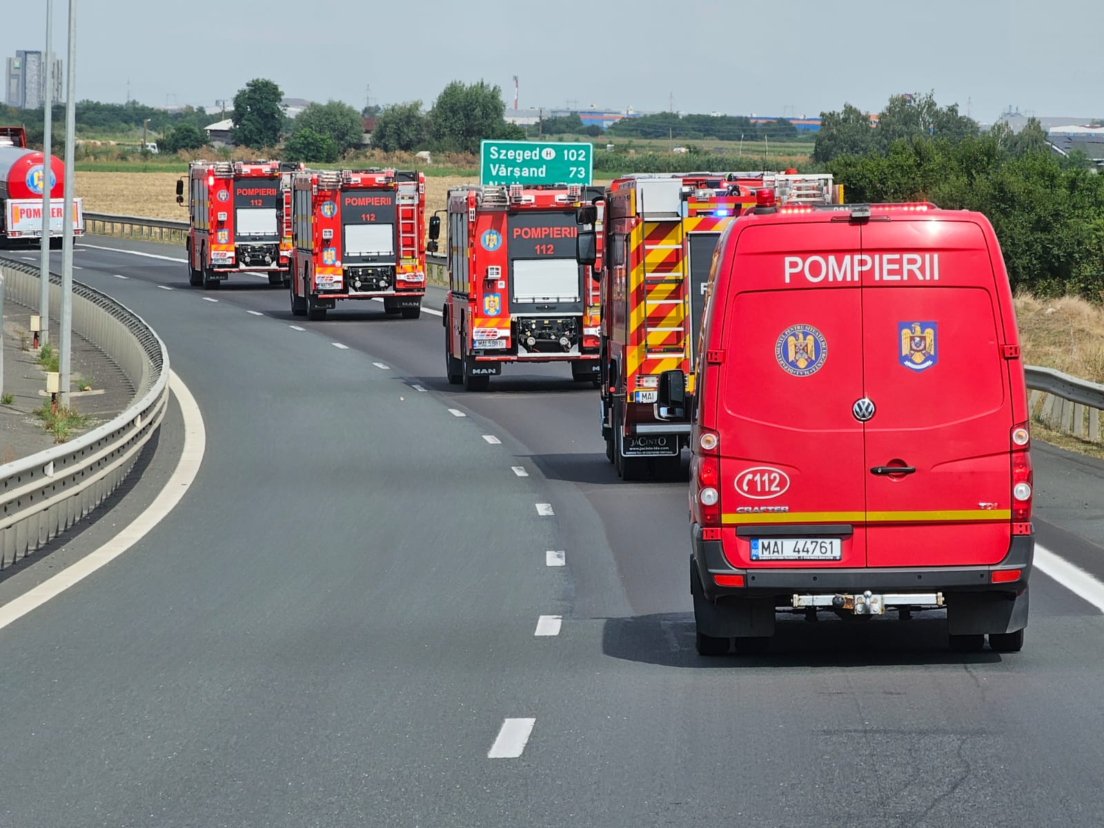 Mai multe echipaje de pompieri au intervenit la fața locului.