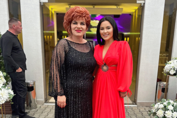 Aniversare cu fast a primăriței din Chinteni, Lucia Suciu, la împlinirea vârstei de 50 ani. O artistă invitată a rămas impresionată de câte flori a primit primărița de fier