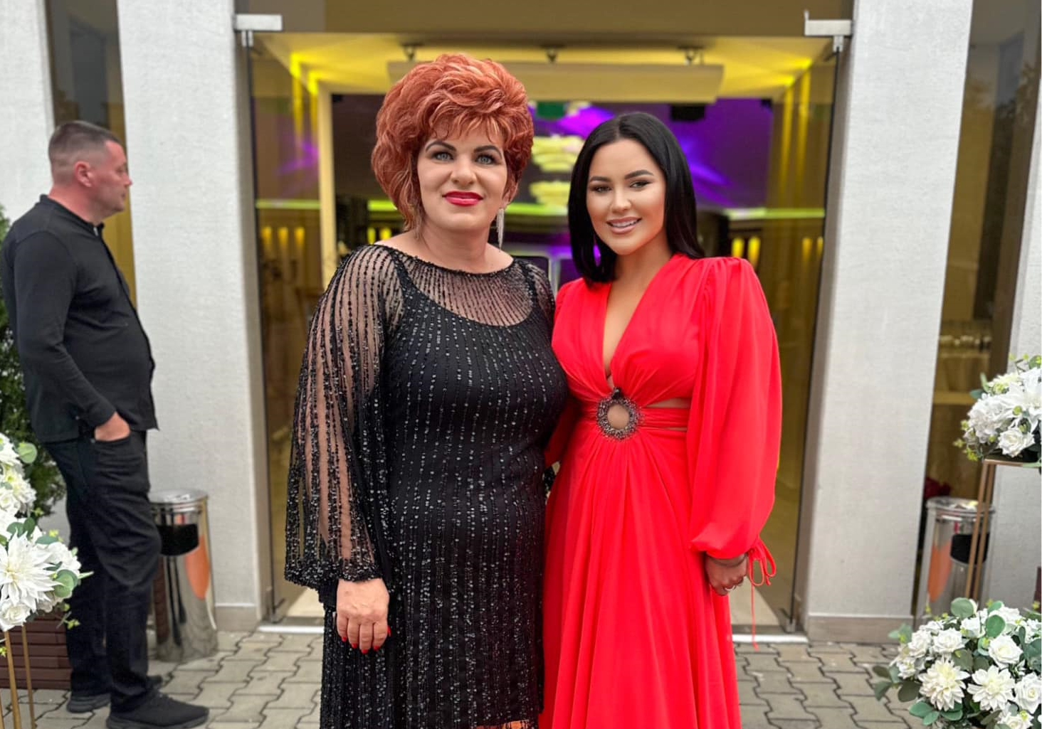 Aniversare cu fast a primăriței din Chinteni, Lucia Suciu, la împlinirea vârstei de 50 ani. O artistă invitată a rămas impresionată de câte flori a primit primărița de fier