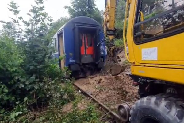Două trenuri care se îndreptau spre Cluj, la un pas de tragedie. Aluviunile de pe versanți le-au prins în linie deschisă
