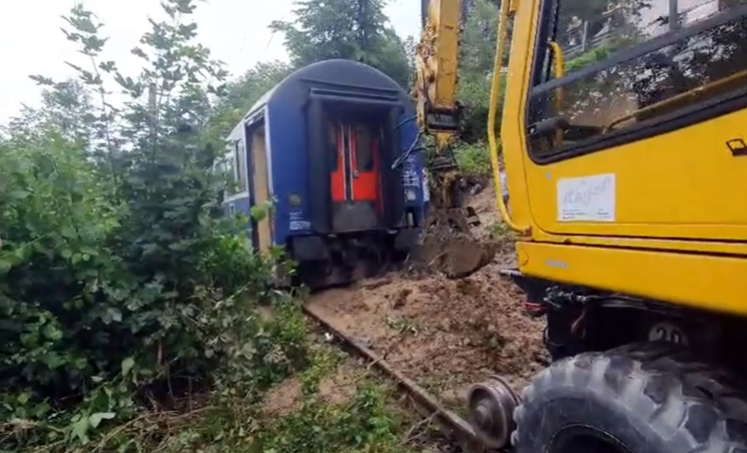Două trenuri care se îndreptau spre Cluj, la un pas de tragedie. Aluviunile de pe versanți le-au prins în linie deschisă