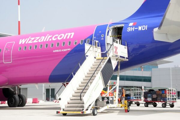 Wizz Air este bună de plată. Câți bani trebuie să le plătească unor clujeni pentru că au anulat o cursă aeriană