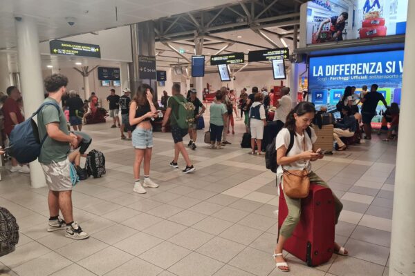 Wizz Air le distruge vacanțele românilor. Zborul Bologna – Cluj anulat din nou fără nicio explicație