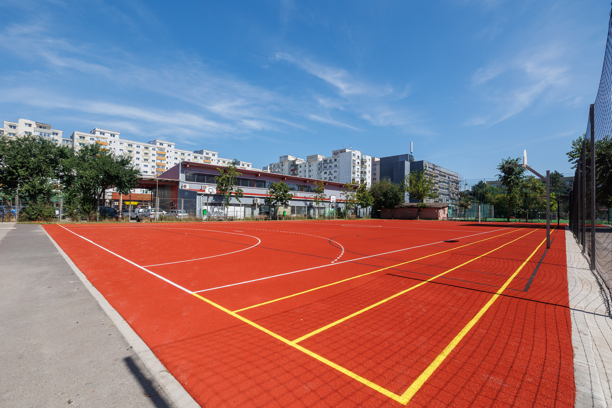 Școala ”Iuliu Hațieganu” din Cluj Napoca a fost modernizată. Are și lifturi panoramice